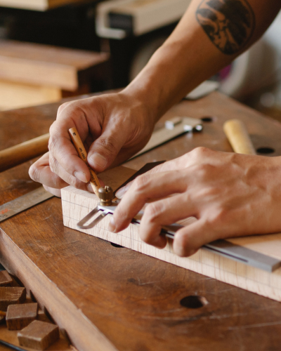 des mains d'artisans qui coupe